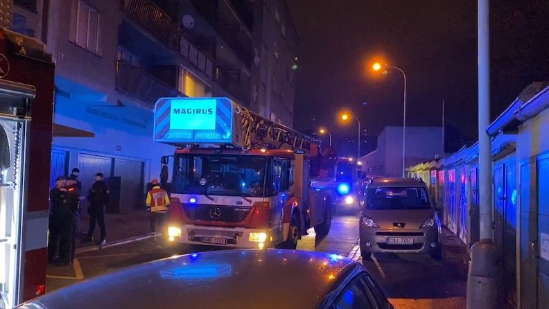 Při zásahu u požáru bytu v Praze zachránili hasiči 18 lidí